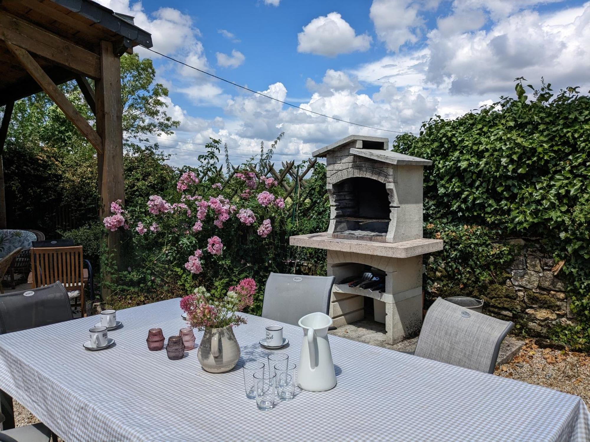 3 Self-Contained Gites With Pool And Games Room Saint-Georges-de-Noisné Exteriör bild