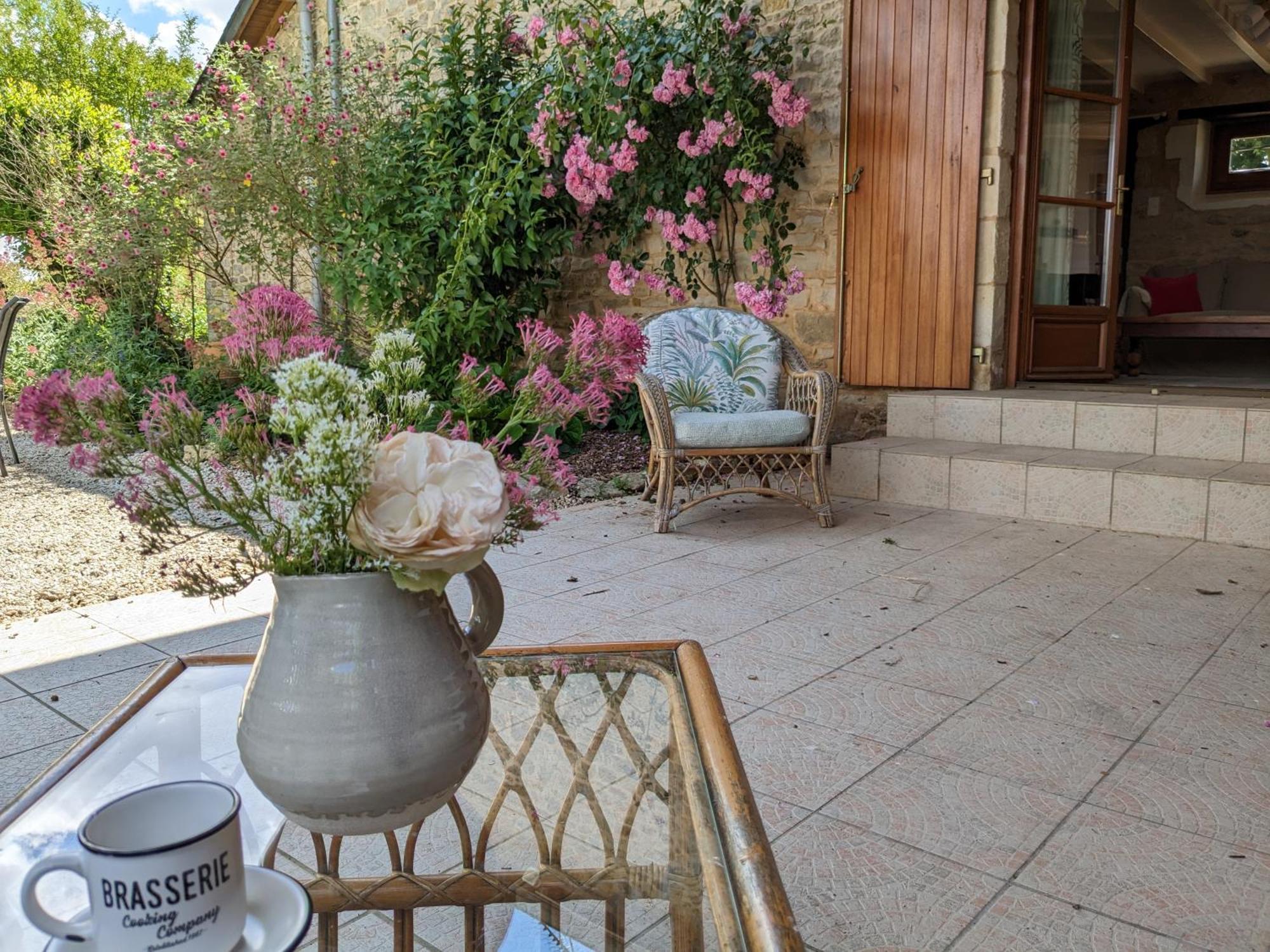 3 Self-Contained Gites With Pool And Games Room Saint-Georges-de-Noisné Exteriör bild